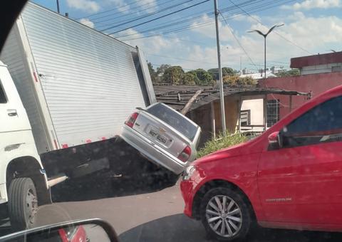Caminhão arrasta carro e invade casa em Manaus