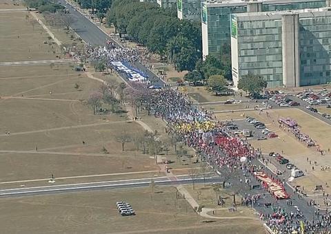 Estudantes protestam e bloqueiam Esplanada dos Ministérios