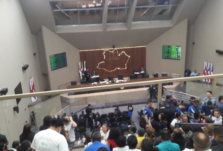 Em meio a protestos, Aleam aprova projeto que congela salários de servidores 