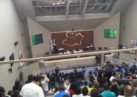 Em meio a protestos, Aleam aprova projeto que congela salários de servidores 