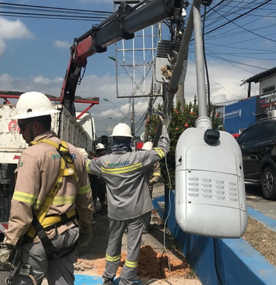 Faixas de pedestres recebem iluminação LED em Manaus 