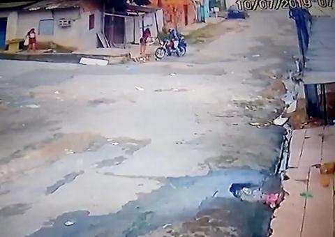 Vídeo mostra mulher sendo roubada por motoqueiro em rua de Manaus