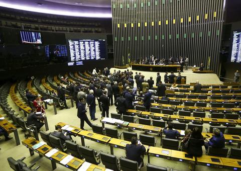 Câmara reduz idade mínima de aposentadoria para professores
