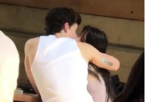 Após clipe picante, Shawn Mendes e Camila Cabello são flagrados aos beijos
