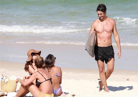 Aos 40 anos, marido gato de Isis Valverde chama atenção em praia