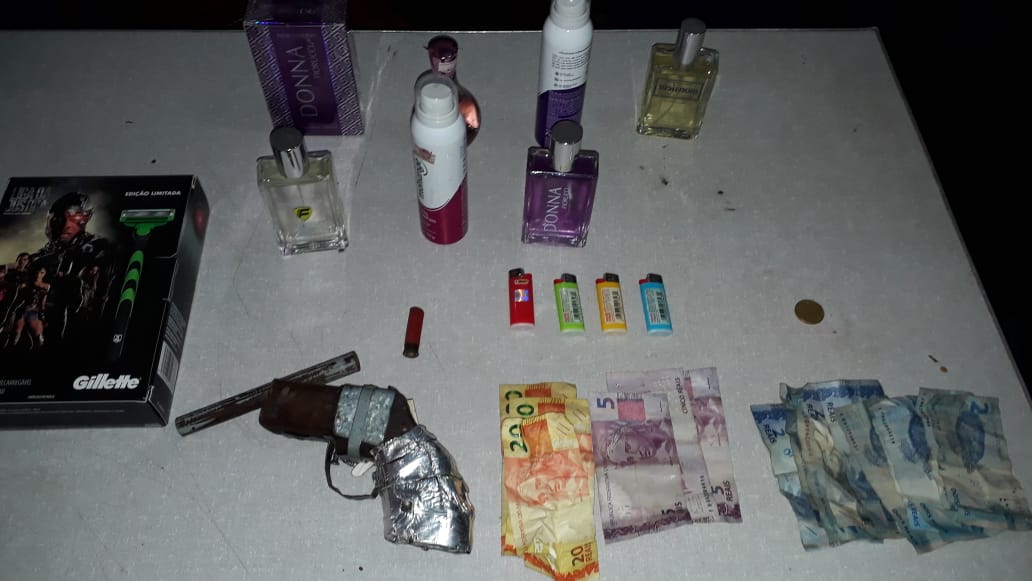 Dupla suspeita de assaltar loja é presa ao fazer mulher refém durante fuga no Amazonas