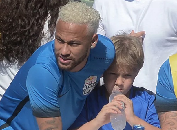  De novo visual, Neymar leva filho para evento em praia de SP