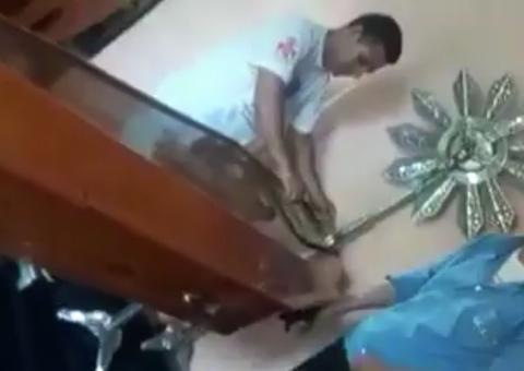 Funerária troca corpos e família vela corpo errado