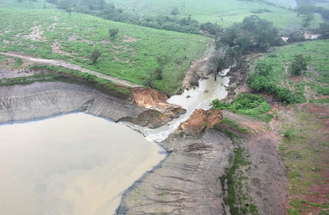 Famílias voltam para casa após rompimento de barragem na Bahia