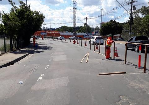 Tapumes começam a ser instaladas em via de Manaus para obras na Bola da Suframa 