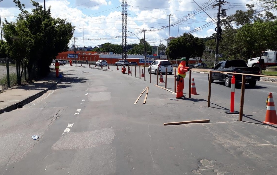Tapumes começam a ser instaladas em via de Manaus para obras na Bola da Suframa 