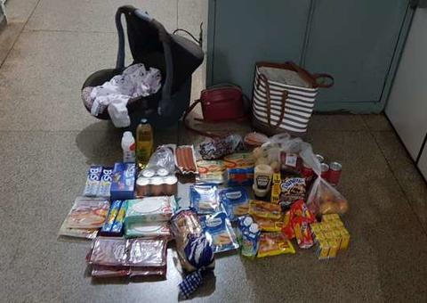 Com bebê conforto do filho, mulher furta no supermercado