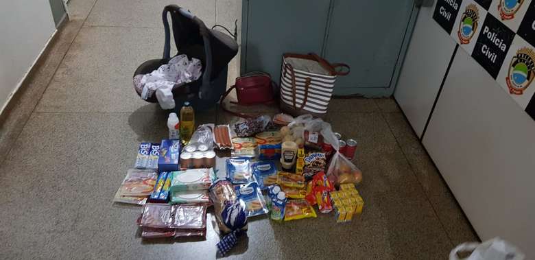 Com bebê conforto do filho, mulher furta no supermercado