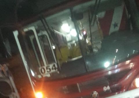 Suspeito de roubar ônibus é espancado por populares em Manaus