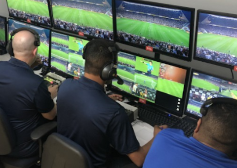 Vascaínos ironizam VAR após gol anulado: “Foi roubo sim”