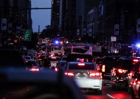 Comércio e turismo amargam prejuízos após blecaute suspeito em Nova York