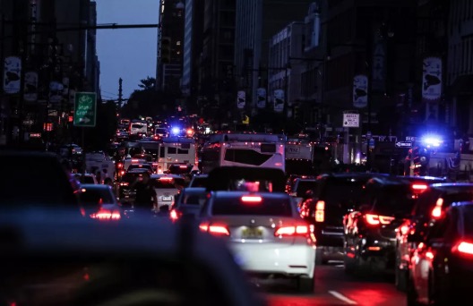 Comércio e turismo amargam prejuízos após blecaute suspeito em Nova York