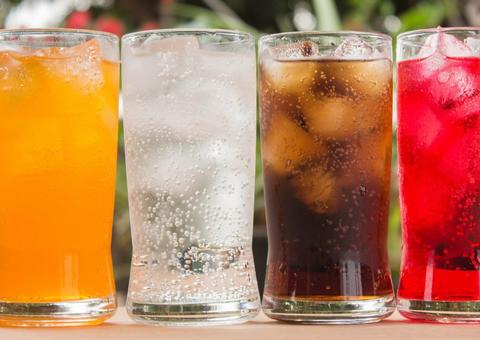 Bebidas açucaradas aumentam risco de desenvolver câncer, revela pesquisa