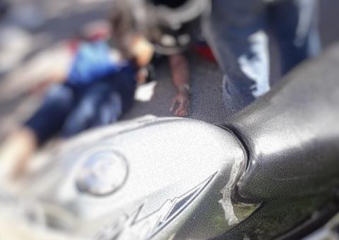 Homem morre após motocicleta colidir violentamente contra poste em Manaus