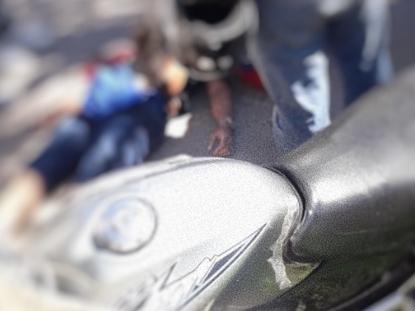 Homem morre após motocicleta colidir violentamente contra poste em Manaus