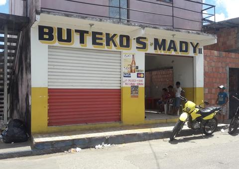 Fechamento de bar termina em confusão entre clientes e PMs em Manaus