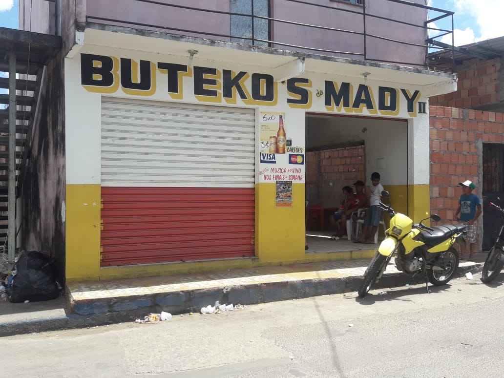 Fechamento de bar termina em confusão entre clientes e PMs em Manaus