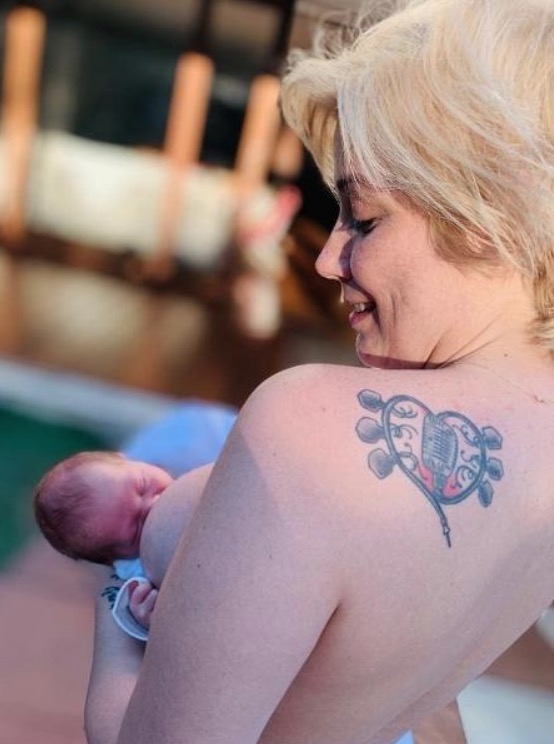 Luiza Possi posta foto amamentando o filhinho e se declara ao marido