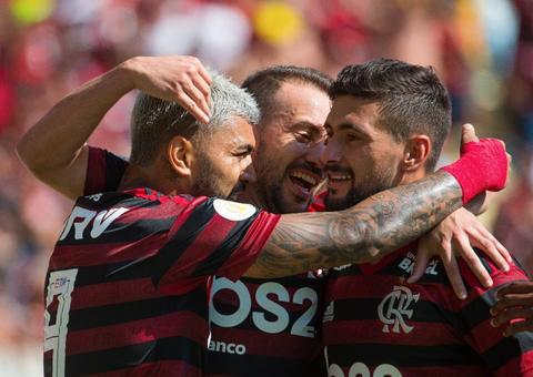 Com show de Arrascaeta e Gabriel, Flamengo goleia o Goiás no Maracanã