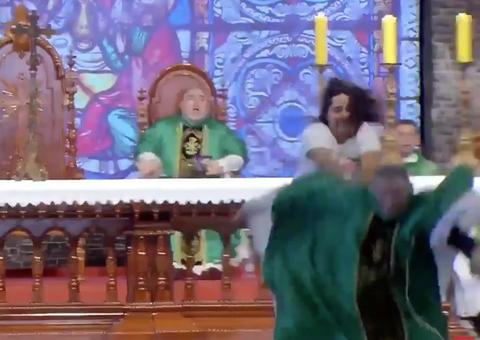 Vídeo: Mulher empurra padre Marcelo Rossi de palco durante missa