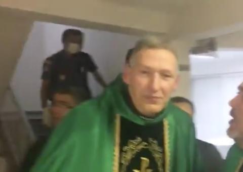 Padre Marcelo se pronuncia após queda: ‘Maria pisou na cabeça da serpente’