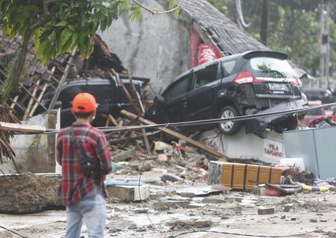 Terremoto destrói casas e deixa um morto na Indonésia 