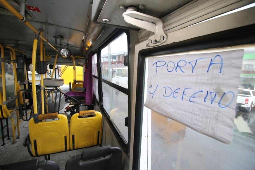 Sucateados, ônibus são recolhidos em vistoria surpresa dentro de terminal em Manaus