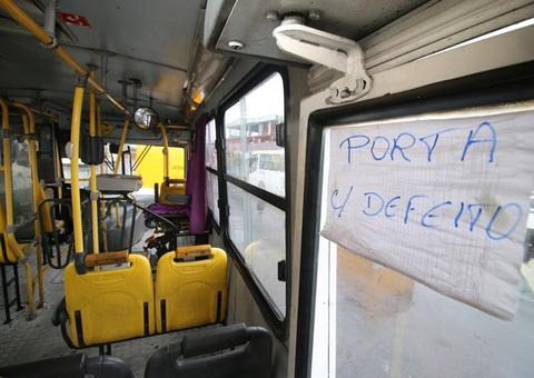 Sucateados, ônibus são recolhidos em vistoria surpresa dentro de terminal em Manaus