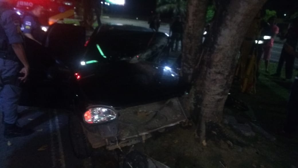 Motorista fica preso às ferragens após carro atingir árvore em Manaus