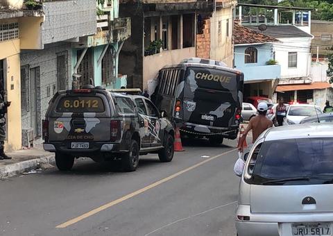 Micro-ônibus da PM atinge casas e deixa feridos