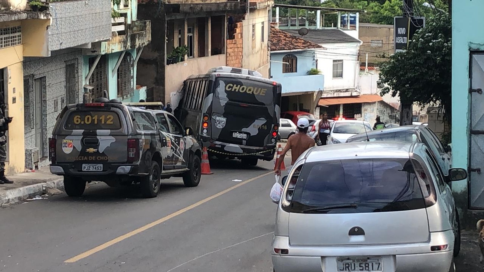Micro-ônibus da PM atinge casas e deixa feridos