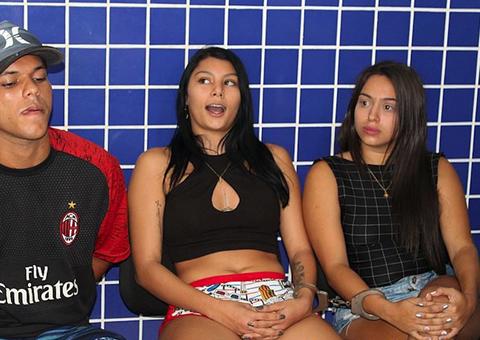 Jovens matam colega com faca e capacete em festa: 'Quem procura acha'