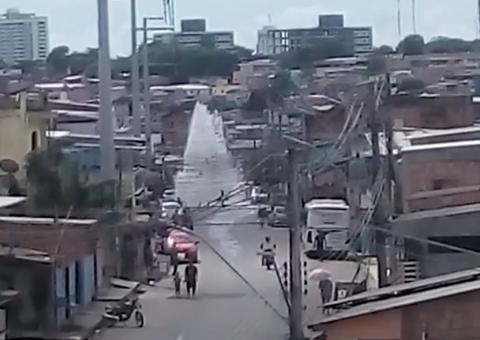 Vídeo: Tubulação estoura e deixa rua inundada em Manaus