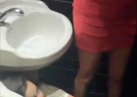 Jogada no chão, ex-bbb Mayla Araújo se mete em briga e apanha em banheiro de festa