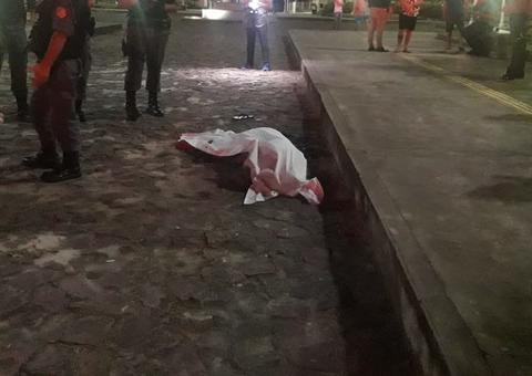 Agente penitenciário federal reage a assalto e mata suspeito em praça de Manaus 