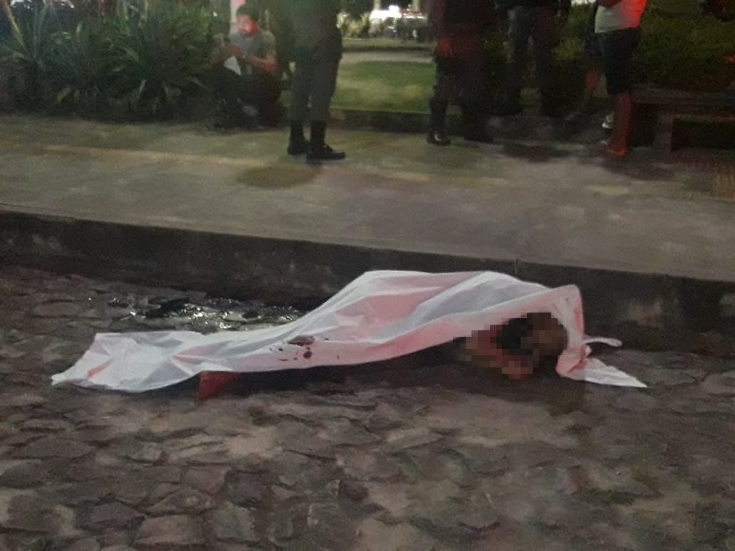 Agente penitenciário federal reage a assalto e mata suspeito em praça de Manaus 