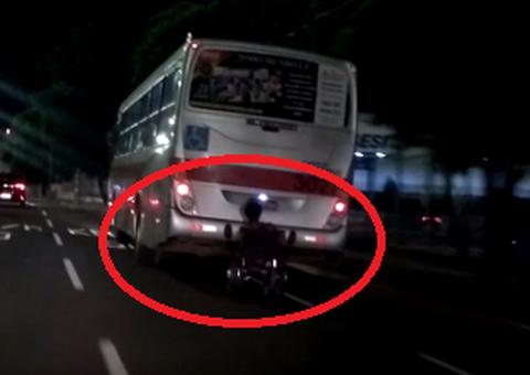 Cadeirante “pega carona” na traseira de ônibus e sofre queda