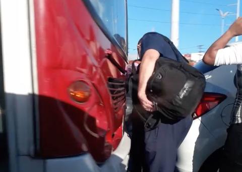 Acidente entre carro e ônibus na Bola da Suframa paralisa trânsito em Manaus