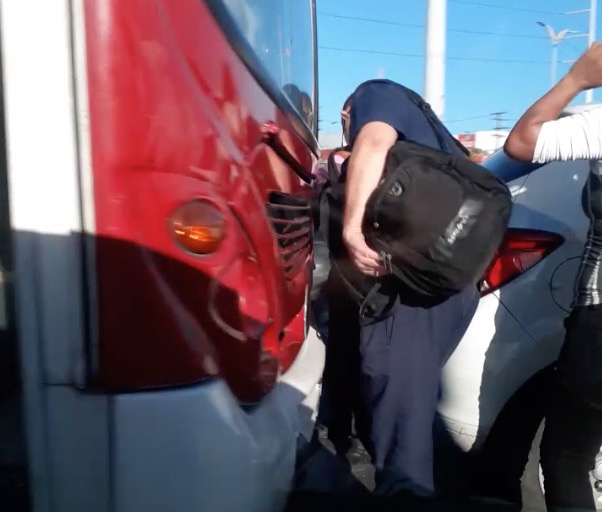 Acidente entre carro e ônibus na Bola da Suframa paralisa trânsito em Manaus