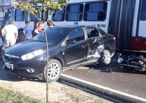 Motociclista fica ferido ao se chocar com carro em avenida de Manaus