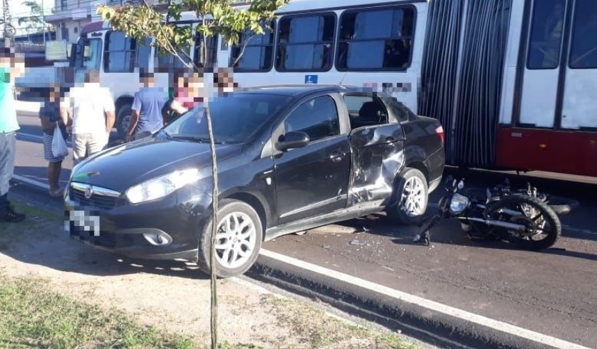Motociclista fica ferido ao se chocar com carro em avenida de Manaus