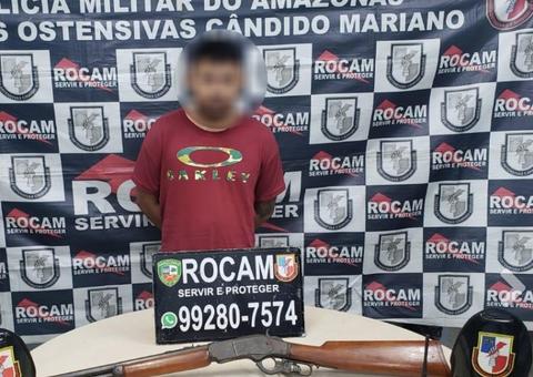 Em Manaus, homem é preso com rifle e drogas escondidos em casa