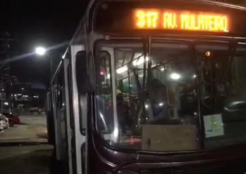 Trio armado toca terror e faz a limpa durante assalto a ônibus em Manaus 
