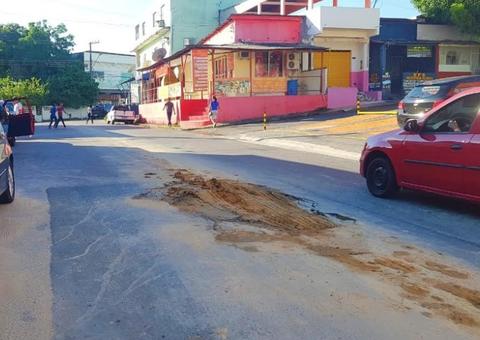 Buraco deixado pela Águas de Manaus prejudica comércio no Japiim 