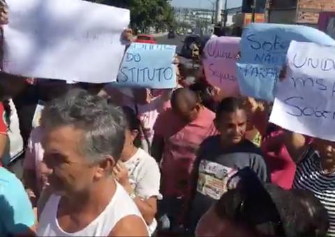 Mulheres vítimas de tortura durante assalto realizam protesto em avenida de Manaus 
